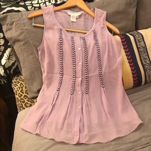 STUDIO M Women’s Sleeveless Lavender Button-Front Blouse beautiful detail